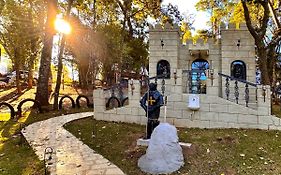 Castelo Excalibur, Vila Mágica